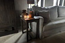 Oude vergrijsde bijzettafel